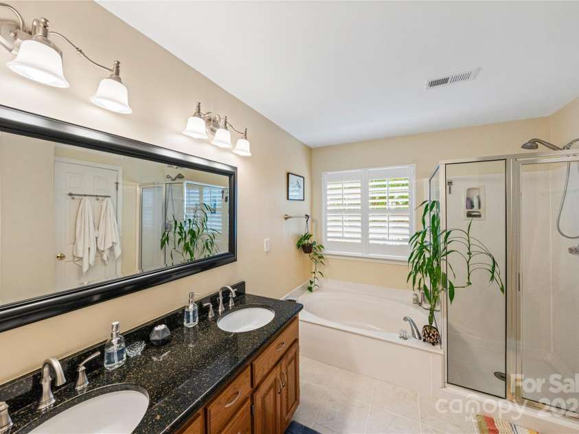 10434 Blackstock Road, Huntersville, NC 28078.  MLS# CAR4257029, YatesRealty ID 13924. Main full bath!