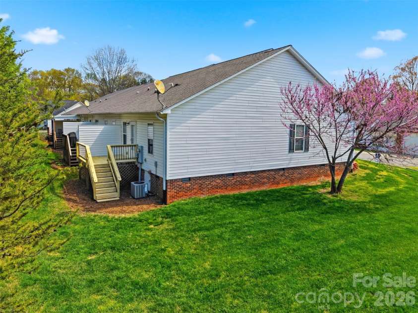 1662 Golden Cedar Lane, Newton, NC 28658.  MLS# CAR4359464, YatesRealty ID 13925. 