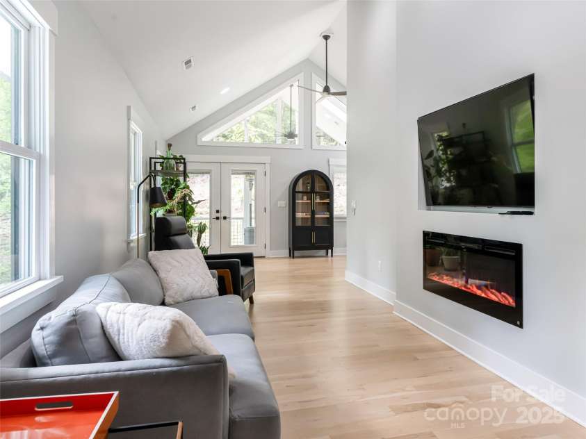 48 Walter Morgan Drive, Asheville, NC 28803.  MLS# CAR4257189, YatesRealty ID 13926. Seating area in primary bedroom