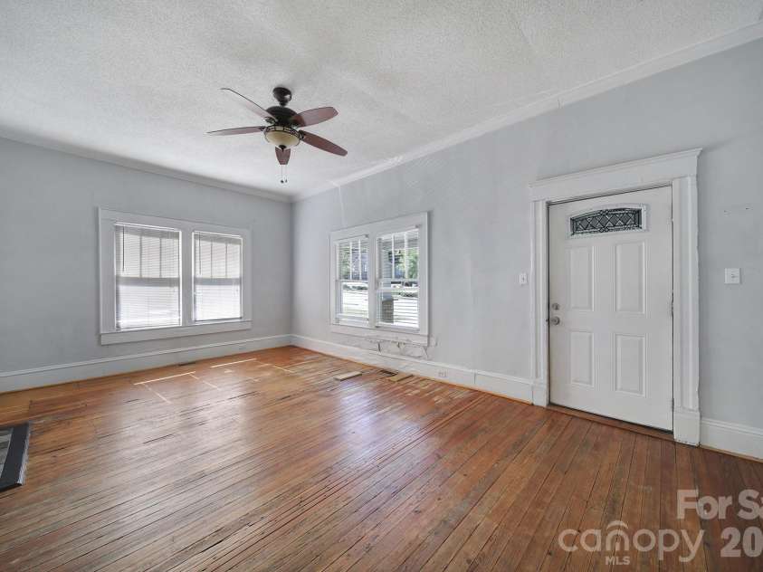 815 Parkwood Avenue, Charlotte, NC 28205.  MLS# CAR4371000, YatesRealty ID 13926. 