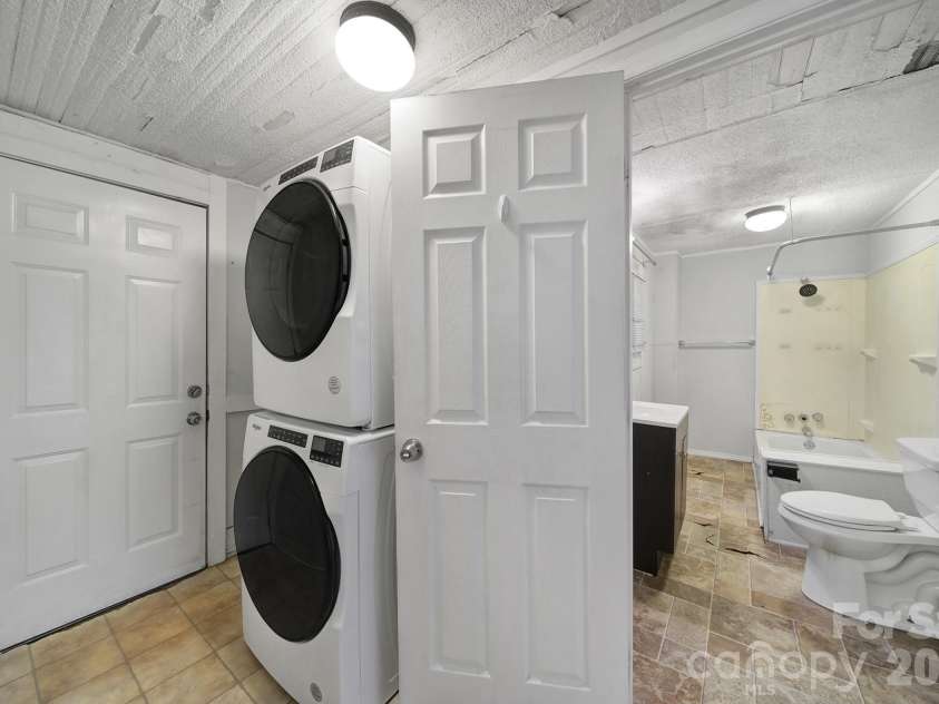 815 Parkwood Avenue, Charlotte, NC 28205.  MLS# CAR4371000, YatesRealty ID 13926. 