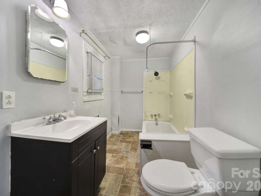 815 Parkwood Avenue, Charlotte, NC 28205.  MLS# CAR4371000, YatesRealty ID 13926. 