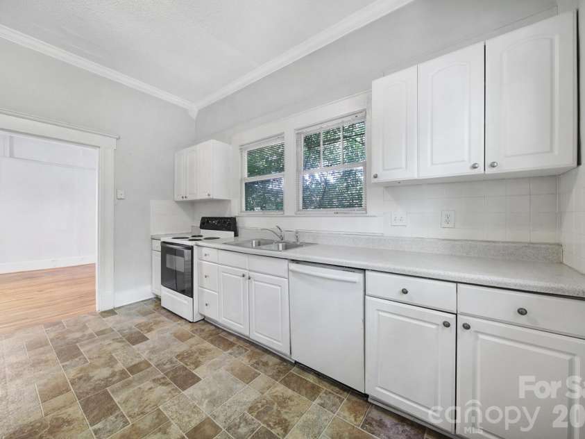 815 Parkwood Avenue, Charlotte, NC 28205.  MLS# CAR4371000, YatesRealty ID 13926. 