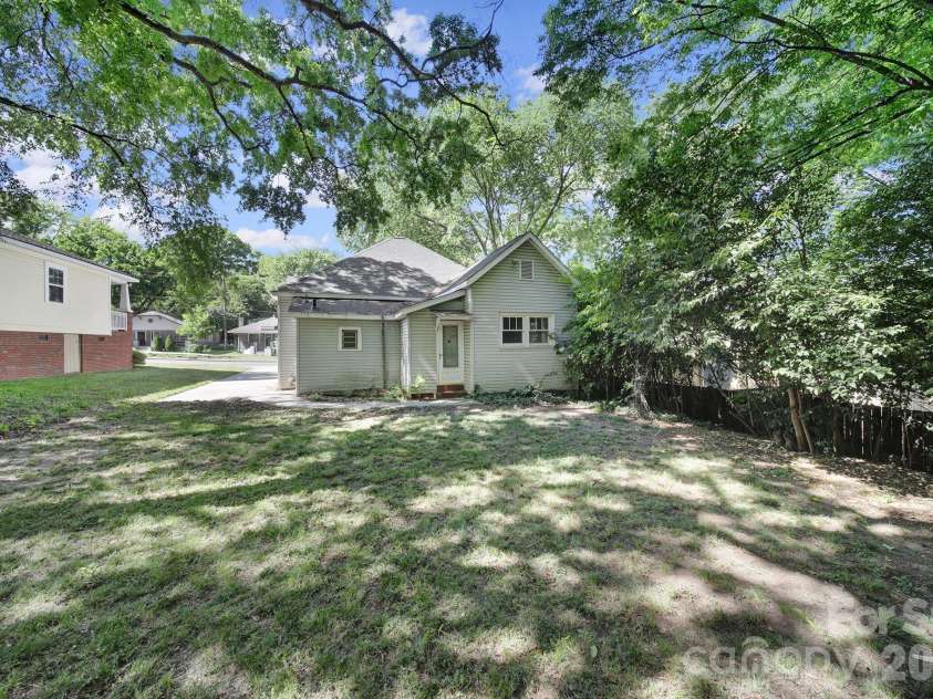 815 Parkwood Avenue, Charlotte, NC 28205.  MLS# CAR4371000, YatesRealty ID 13926. 
