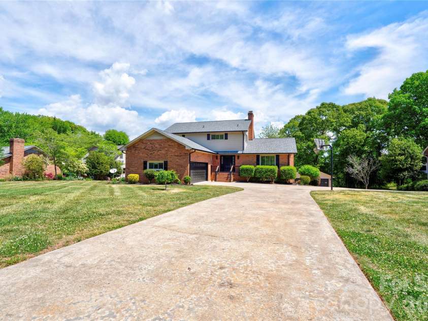 176 Knollwood Drive, Forest City, NC 28043.  MLS# CAR4372409, YatesRealty ID 13928. 