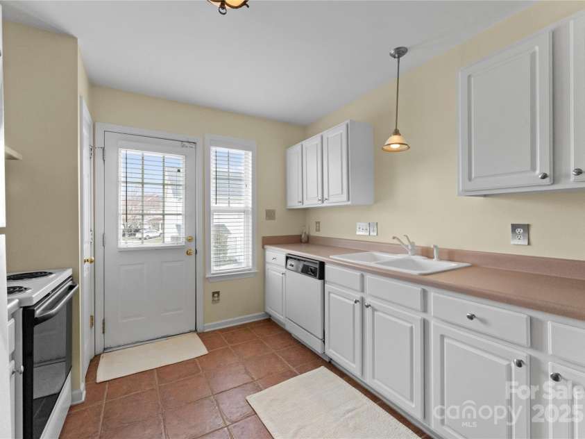 6635 Vlosi Drive, Charlotte, NC 28226.  MLS# CAR4235727, YatesRealty ID 13928. 