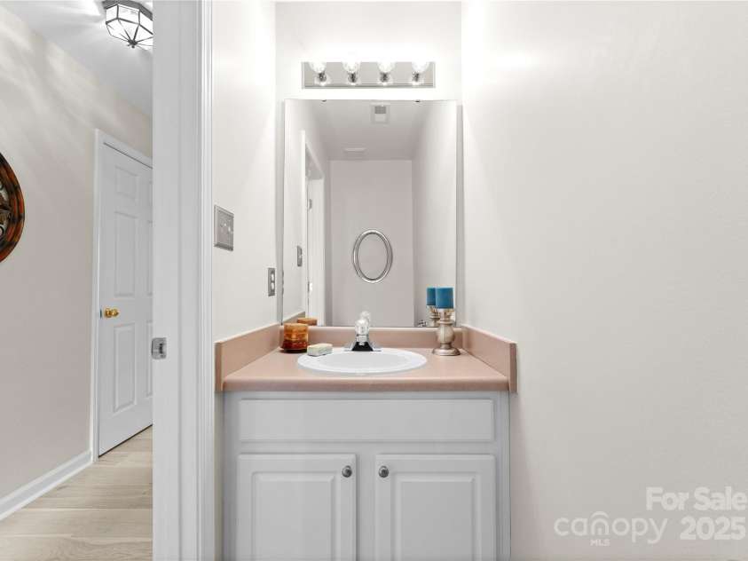 6635 Vlosi Drive, Charlotte, NC 28226.  MLS# CAR4235727, YatesRealty ID 13928. 