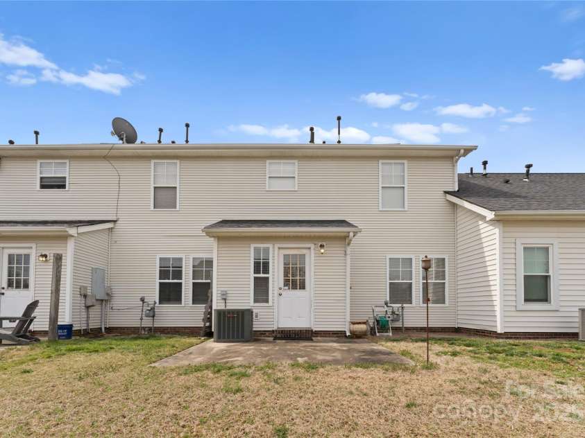 6635 Vlosi Drive, Charlotte, NC 28226.  MLS# CAR4235727, YatesRealty ID 13928. 
