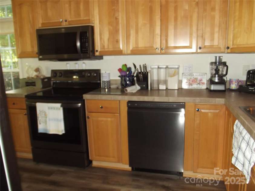 1502 Mulberry Ridge Drive, Newton, NC 28658.  MLS# CAR4252057, YatesRealty ID 13929. Kitchen Appliances Remain