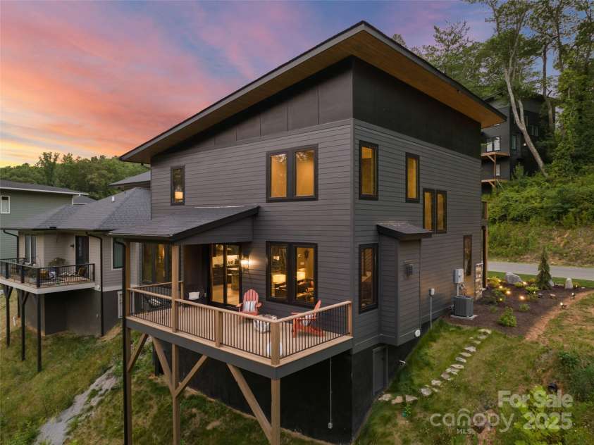 127 Rough Bark Trail, Asheville, NC 28806.  MLS# CAR4245561, YatesRealty ID 13930. 