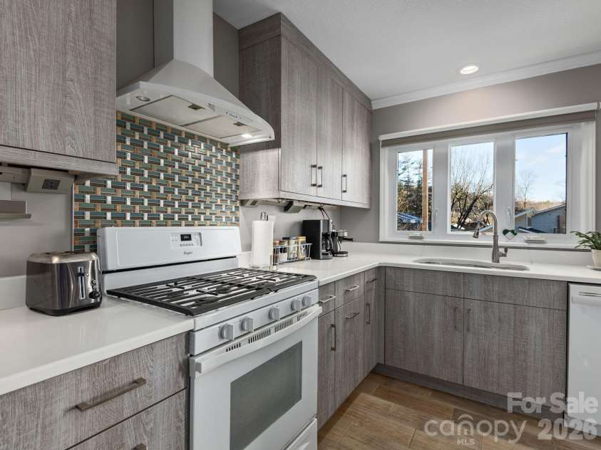 321 Britton Creek Drive, Hendersonville, NC 28791.  MLS# CAR4398134, YatesRealty ID 13930. Gourmet Kitchen