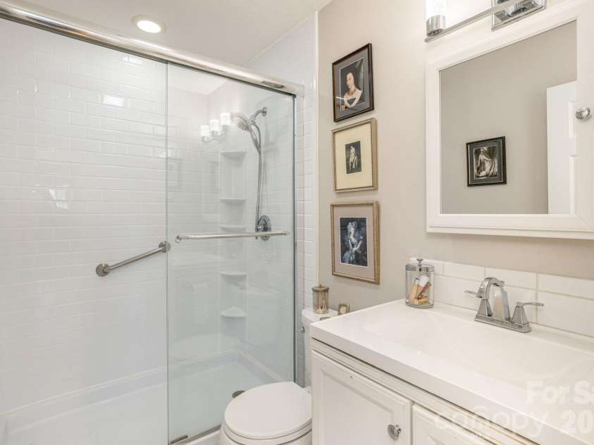 321 Britton Creek Drive, Hendersonville, NC 28791.  MLS# CAR4398134, YatesRealty ID 13930. Primary Bathroom
