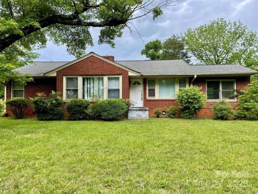 1 Knob Drive, Lexington, NC 27295.  MLS# CAR4254809, YatesRealty ID 13931. 