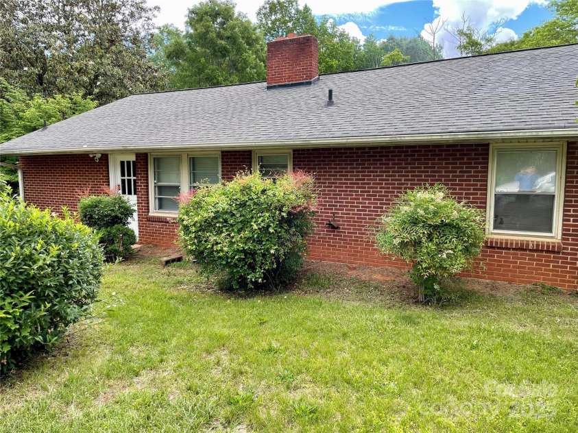 1 Knob Drive, Lexington, NC 27295.  MLS# CAR4254809, YatesRealty ID 13931. 