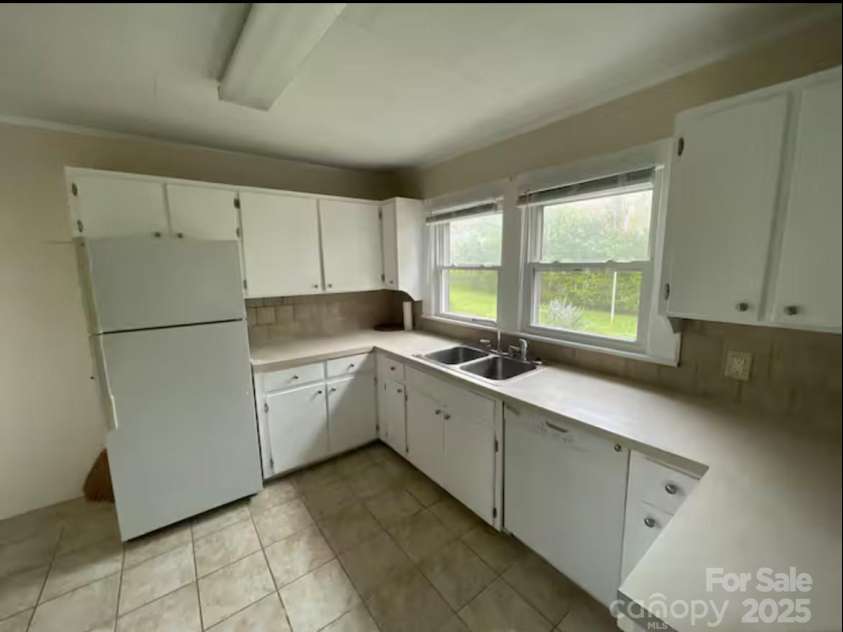 1 Knob Drive, Lexington, NC 27295.  MLS# CAR4254809, YatesRealty ID 13931. 