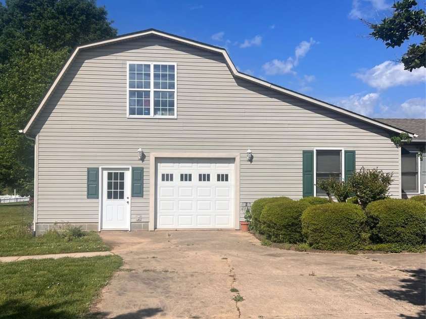 1351 Hardin Road, Dallas, NC 28034.  MLS# CAR4258208, YatesRealty ID 13932. Guest house and Bonus 950 ft.²Garage