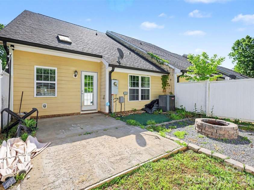 1079 Laurel Lane, Gastonia, NC 28054.  MLS# CAR4360052, YatesRealty ID 13935. 