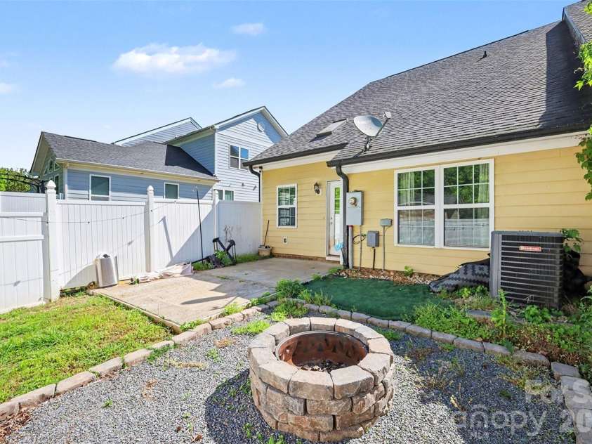1079 Laurel Lane, Gastonia, NC 28054.  MLS# CAR4360052, YatesRealty ID 13935. 