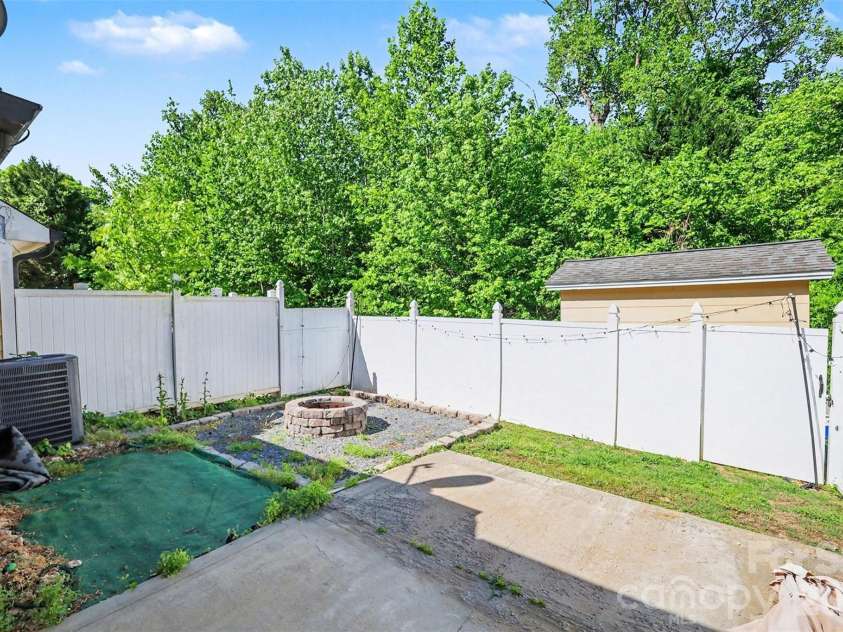 1079 Laurel Lane, Gastonia, NC 28054.  MLS# CAR4360052, YatesRealty ID 13935. 