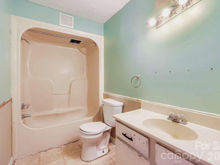 901 Klondale Street, China Grove, NC 28023.  MLS# CAR4336467, YatesRealty ID 13937. Bath