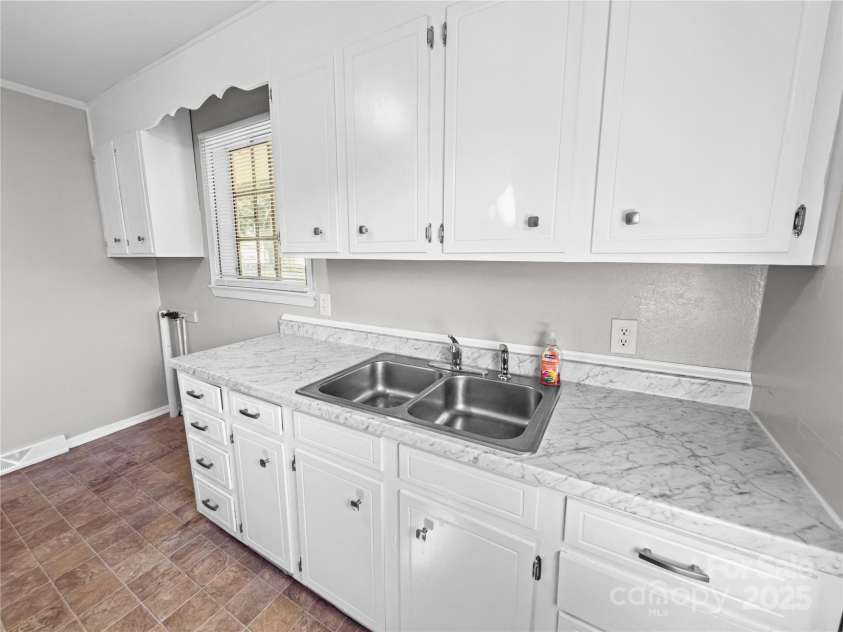 3109 Marlborough Road, Charlotte, NC 28208.  MLS# CAR4299311, YatesRealty ID 13945. 