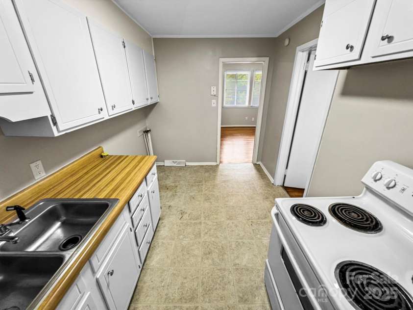 3014 Marlborough Road, Charlotte, NC 28208.  MLS# CAR4306622, YatesRealty ID 13946. 