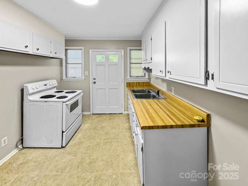 3014 Marlborough Road, Charlotte, NC 28208.  MLS# CAR4306622, YatesRealty ID 13946. 