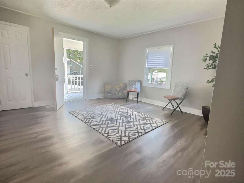 507 Maple Avenue, Gastonia, NC 28054.  MLS# CAR4235810, YatesRealty ID 13947. Bright and cozy living area perfect for relaxing or entertaining.