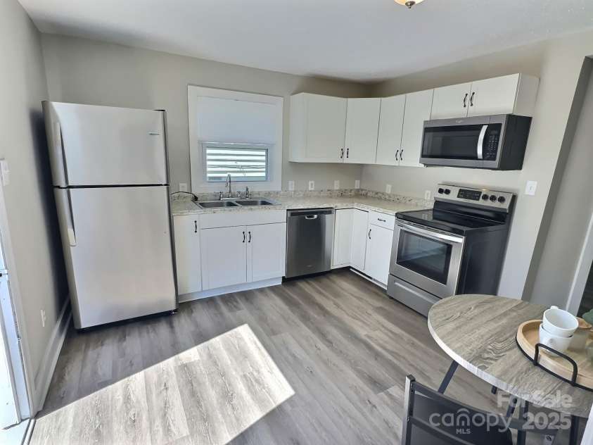 507 Maple Avenue, Gastonia, NC 28054.  MLS# CAR4235810, YatesRealty ID 13947. Functional kitchen and room to dine in.