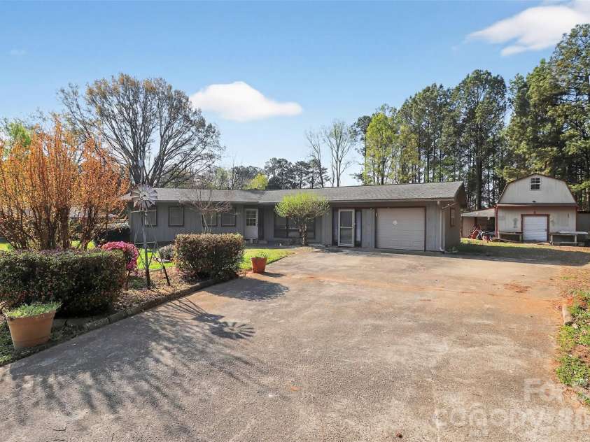9516 Westmoreland Road, Cornelius, NC 28031.  MLS# CAR4359572, YatesRealty ID 13947. 