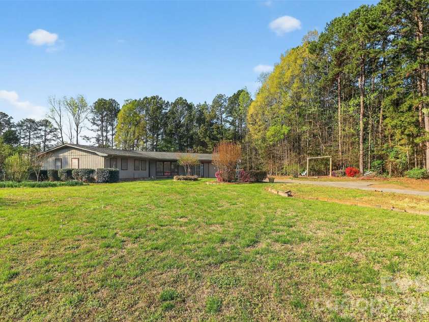 9516 Westmoreland Road, Cornelius, NC 28031.  MLS# CAR4359572, YatesRealty ID 13947. 