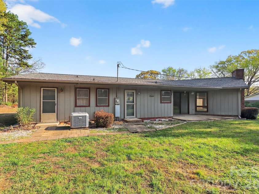 9516 Westmoreland Road, Cornelius, NC 28031.  MLS# CAR4359572, YatesRealty ID 13947. 