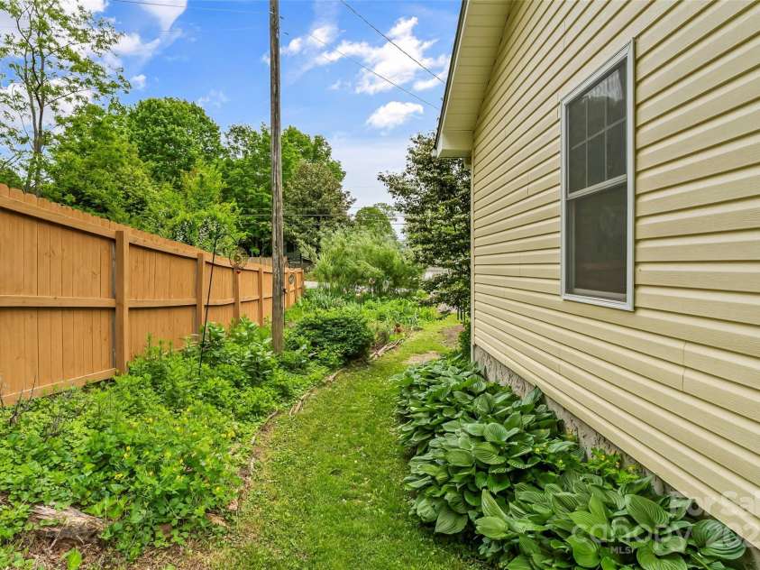 29 Byrd Road, Black Mountain, NC 28711.  MLS# CAR4254878, YatesRealty ID 13949. 