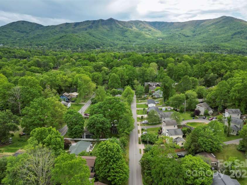 29 Byrd Road, Black Mountain, NC 28711.  MLS# CAR4254878, YatesRealty ID 13949. Close to all that Black Mountain has to offer!
