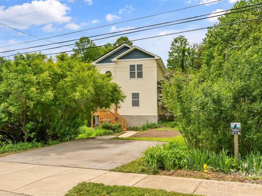 29 Byrd Road, Black Mountain, NC 28711.  MLS# CAR4254878, YatesRealty ID 13949. Prime Black Mountain Location