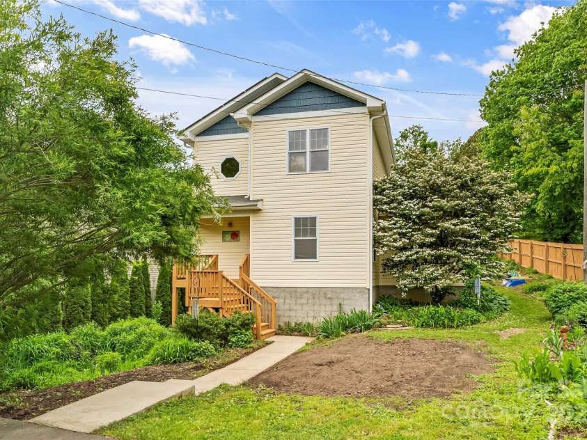 29 Byrd Road, Black Mountain, NC 28711.  MLS# CAR4254878, YatesRealty ID 13949. Welcome to the heart of Black Mountain!