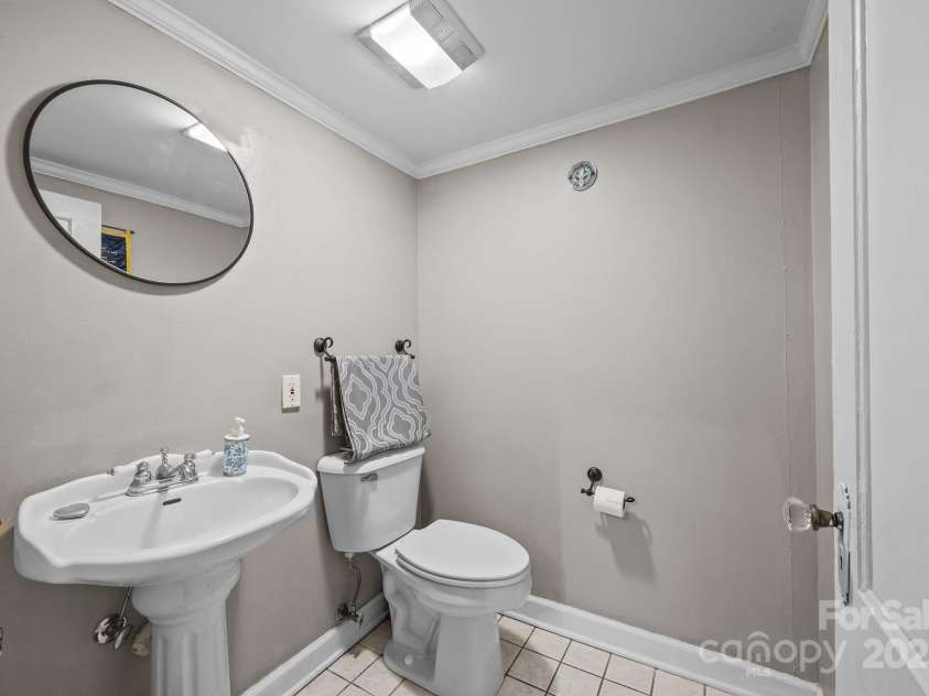 501 2nd Avenue, Lexington, NC 27292.  MLS# CAR4332943, YatesRealty ID 1395. Half Bath