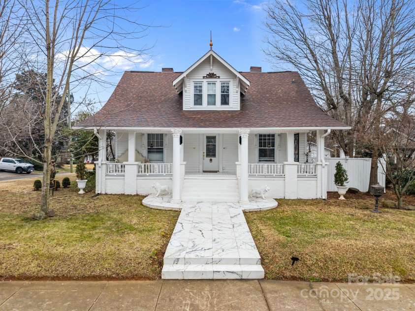 501 2nd Avenue, Lexington, NC 27292.  MLS# CAR4332943, YatesRealty ID 1395. Impressive, Grand Marble Tile Walkway