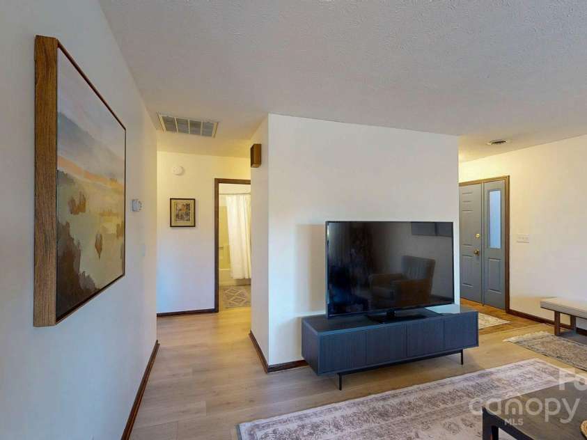 50 Maxine Lane, Hendersonville, NC 28739.  MLS# CAR4235967, YatesRealty ID 13950. 