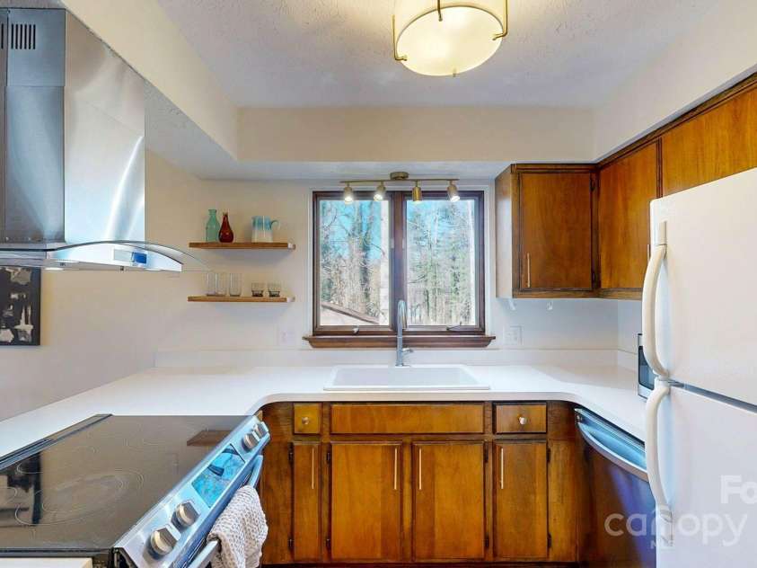 50 Maxine Lane, Hendersonville, NC 28739.  MLS# CAR4235967, YatesRealty ID 13950. 