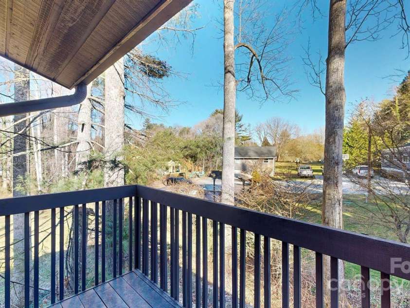 50 Maxine Lane, Hendersonville, NC 28739.  MLS# CAR4235967, YatesRealty ID 13950. 