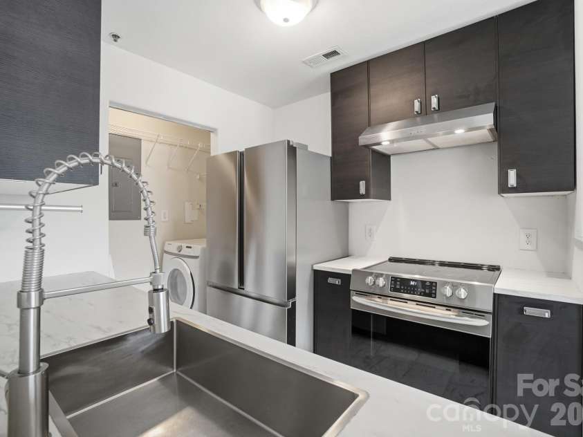 3937 Mohawk Court, Charlotte, NC 28215.  MLS# CAR4368428, YatesRealty ID 13956. Kitchen