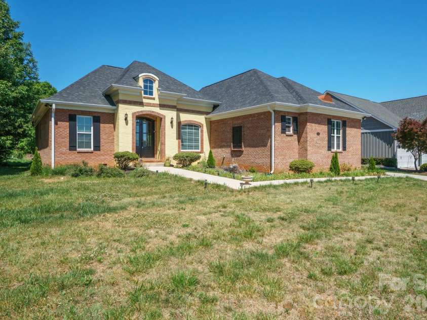 101 Long Meadows Drive, Kings Mountain, NC 28086.  MLS# CAR4371125, YatesRealty ID 13959. 