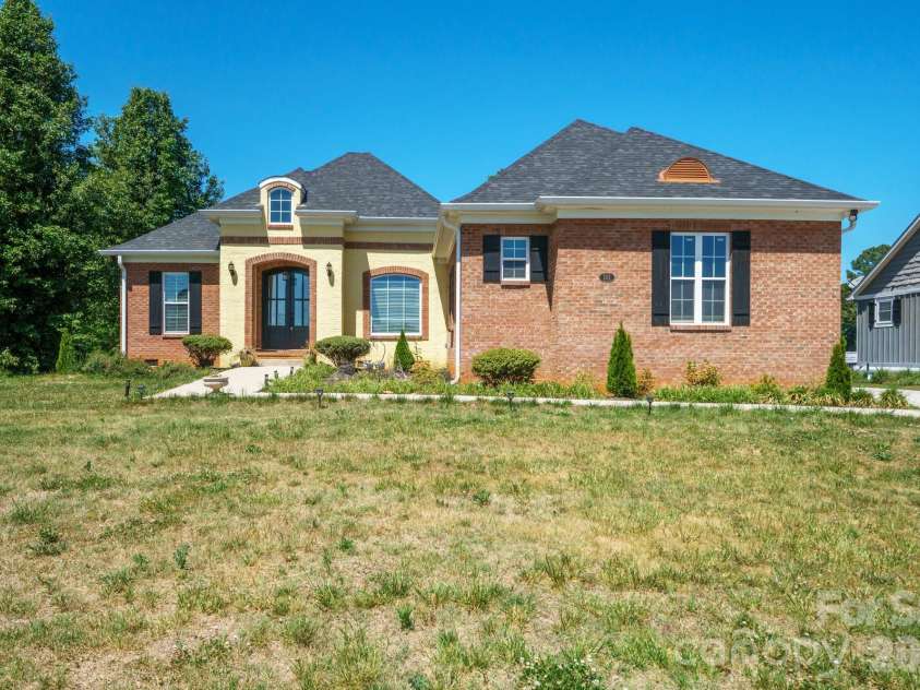 101 Long Meadows Drive, Kings Mountain, NC 28086.  MLS# CAR4371125, YatesRealty ID 13959. 