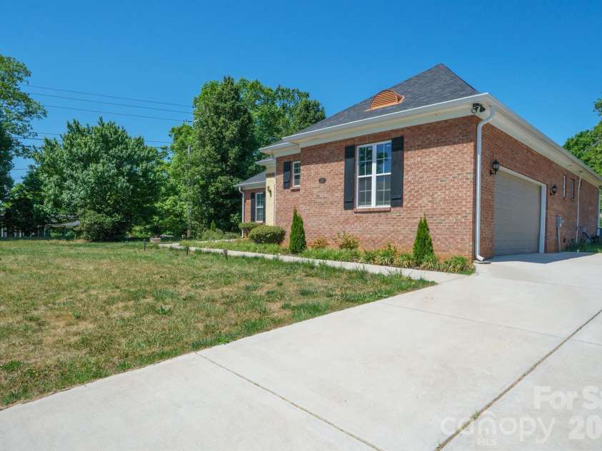 101 Long Meadows Drive, Kings Mountain, NC 28086.  MLS# CAR4371125, YatesRealty ID 13959. 