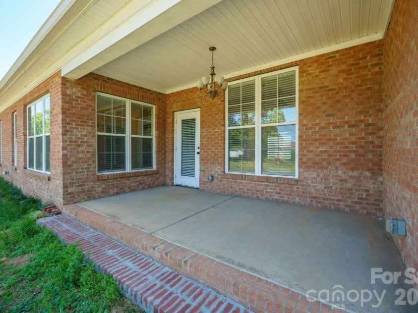 101 Long Meadows Drive, Kings Mountain, NC 28086.  MLS# CAR4371125, YatesRealty ID 13959. 