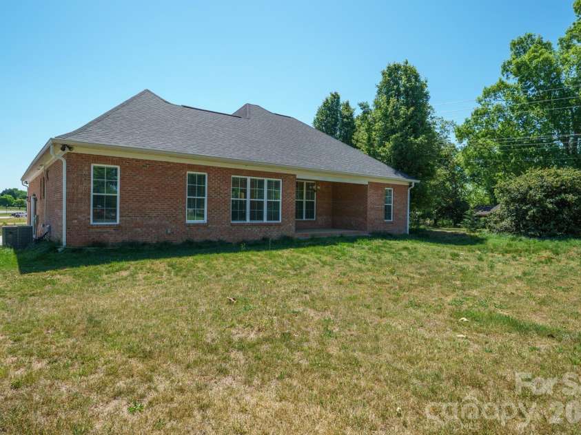 101 Long Meadows Drive, Kings Mountain, NC 28086.  MLS# CAR4371125, YatesRealty ID 13959. 
