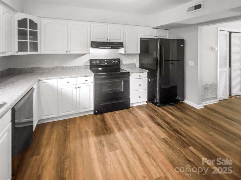 6003 Heath Valley Road, Charlotte, NC 28210.  MLS# CAR4165497, YatesRealty ID 13962. 