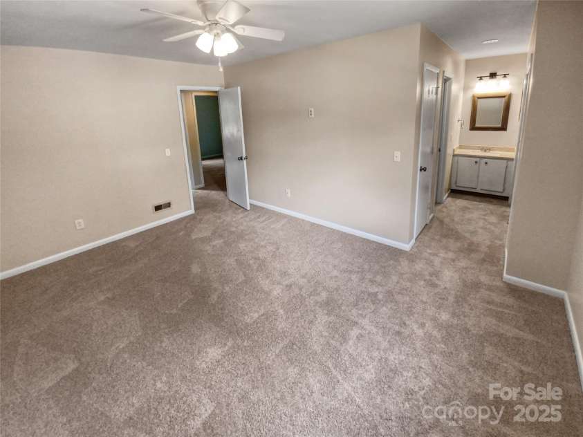 6003 Heath Valley Road, Charlotte, NC 28210.  MLS# CAR4165497, YatesRealty ID 13962. 