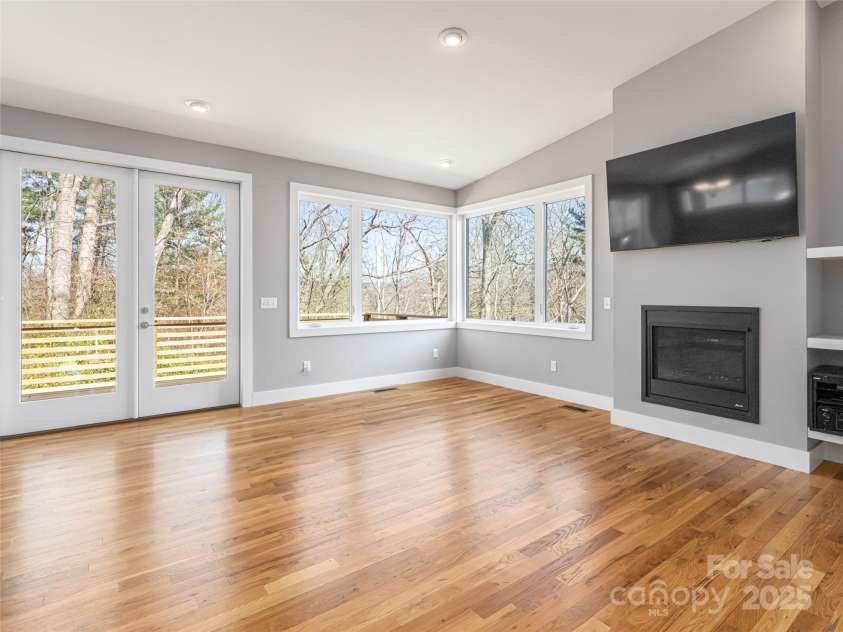 7 Mauricet Lane, Asheville, NC 28806.  MLS# CAR4241872, YatesRealty ID 13963. Fantastic light and vaulted ceilings